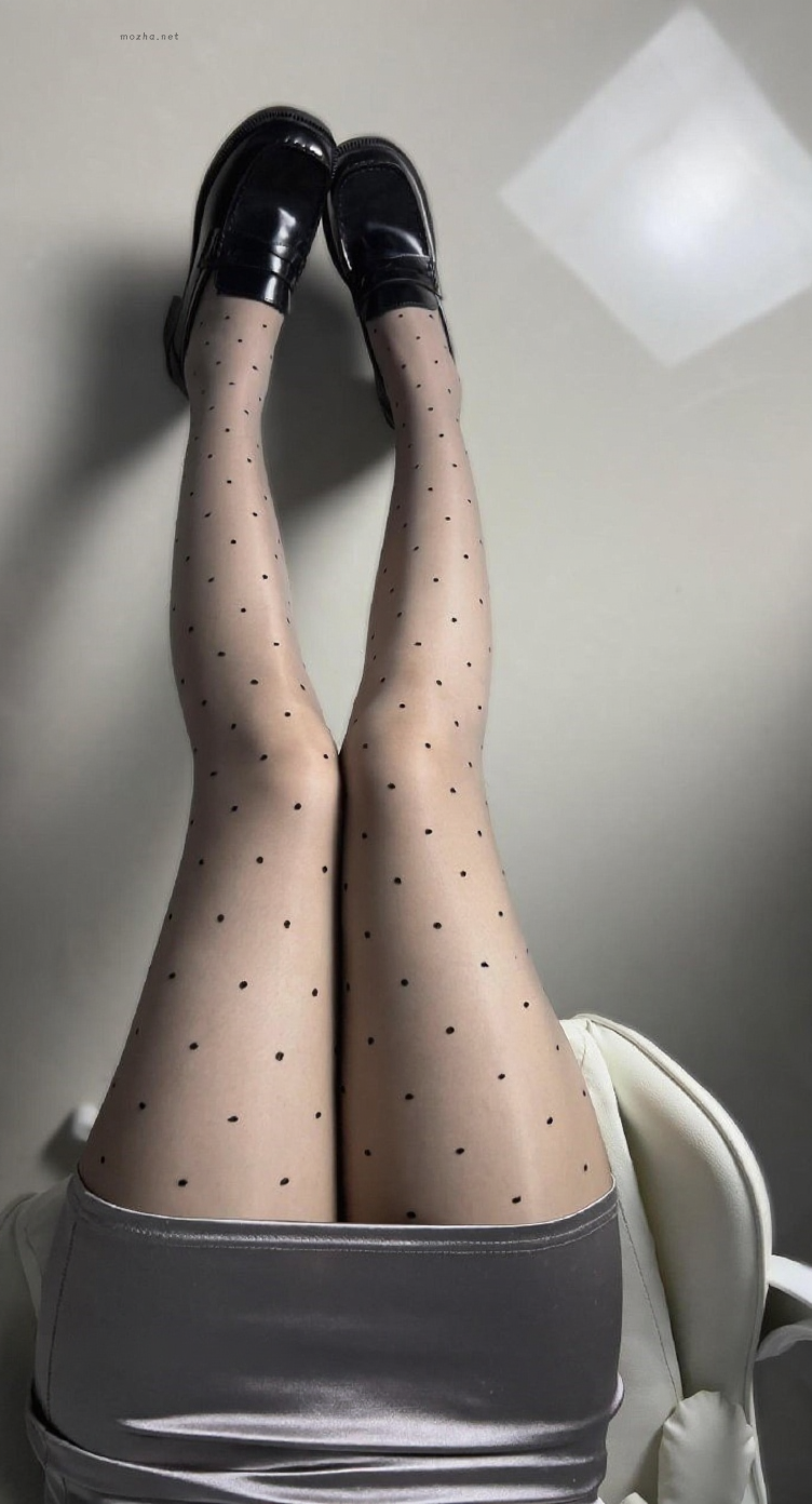 白龙猫女 – 灰丝波点油光【23P】